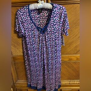 Stretchy NIGHTSHIRT.  NWT Short-sleeve floral sleepwear nightgown.  Size Medium.